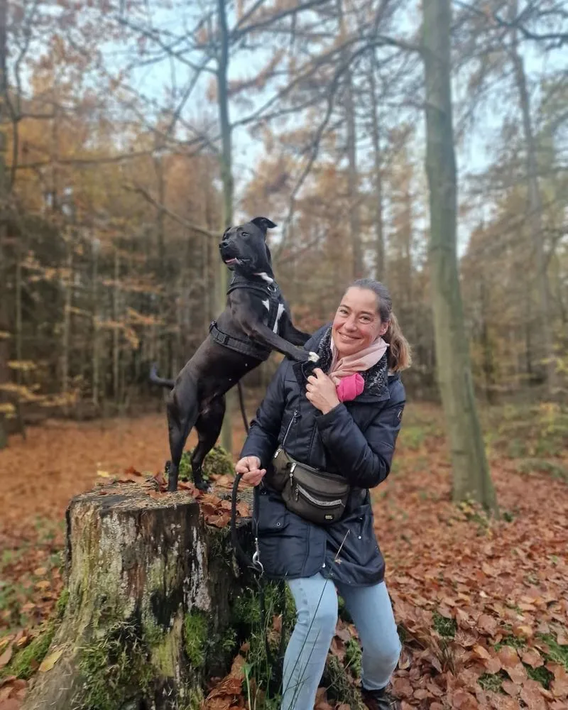 Mirja mit Ava beim Training im Wald